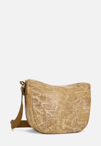 Borsa a spalla in pelle tan con design di una mappa storica, silhouette curva, chiusura con zip e tracolla regolabile, con un accento del logo dorato.