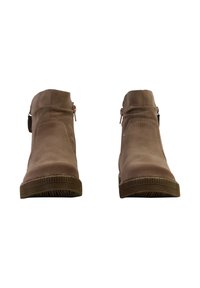 Brune ankelstøvler i suede med lynlås i siden, struktureret gummisål og syning detaljer på overdelen for ekstra designinteresse.