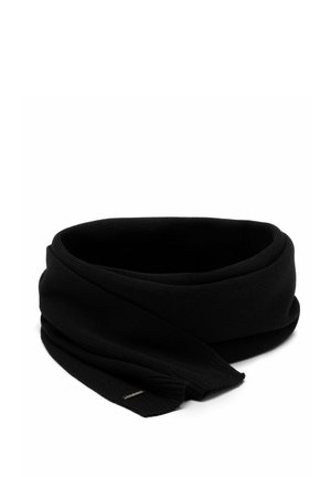 Czarny dziergany szalik złożony, z małym metalowym detalem na jednym końcu, przedstawiony na białym tle.