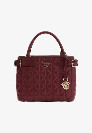Bordeauxrode handtas van gewatteerd synthetisch leer, met een driehoekig logo, metalen accenten en een afneembare sleutelhanger met bedel.