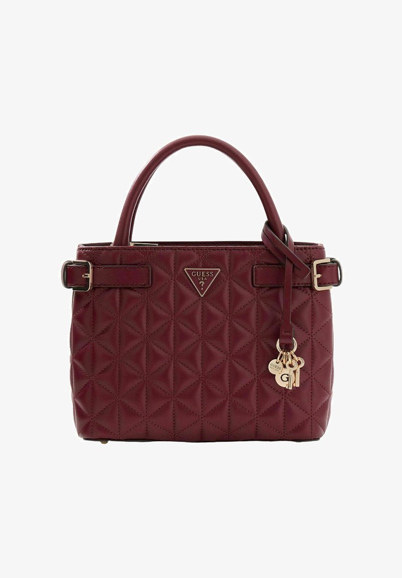 Bordowa torebka z pikowanej sztucznej skóry, z trójkątnym logo, metalowymi akcentami oraz odpinanym breloczkiem z zawieszką.