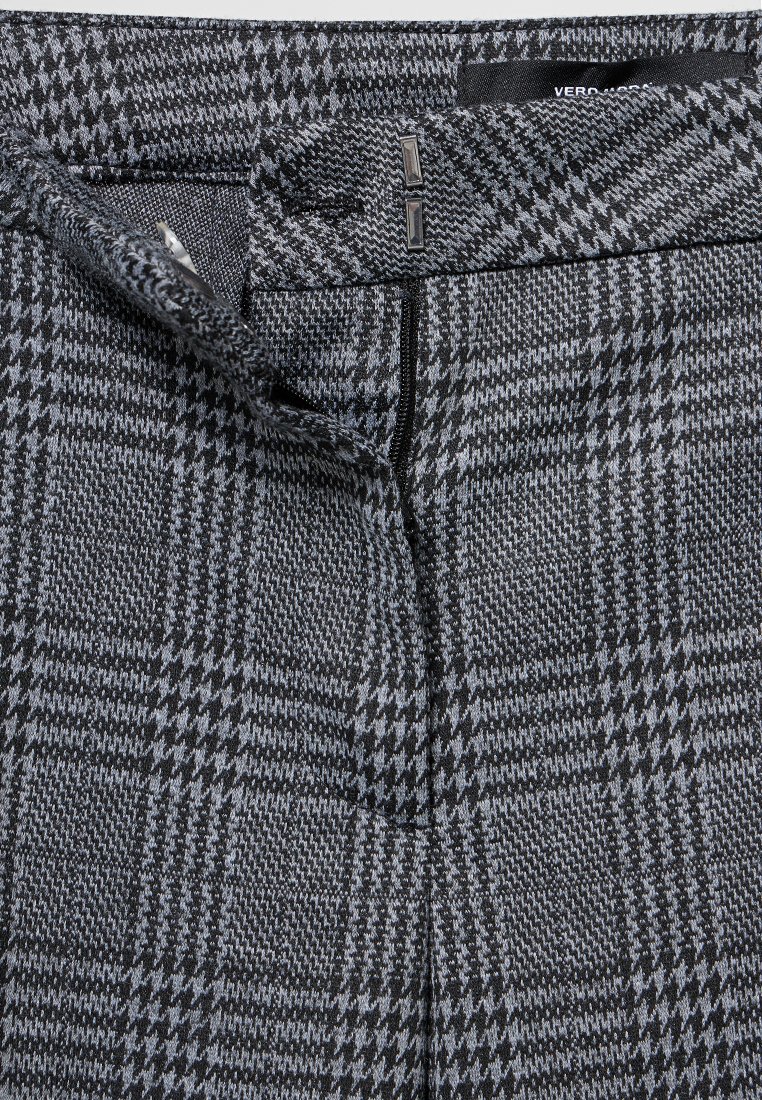 Grau kariierte Hose mit strukturiertem Muster, ausgestattet mit einem Reißverschluss und flachem Bund. Hergestellt aus einem Mischgewebe mit subtiler glänzender Optik.