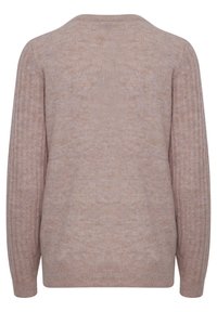 Maglione beige a maglia con una texture a costine, maniche lunghe e scollo rotondo. Il tessuto sembra morbido con un sottile motivo chiaro.