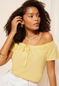 Friends Like These LOOK TIE NECK-REGULAR FIT - Trükipildiga T-särk - yellow