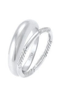 Silver ring set som består av en slät, polerad band och en snodd designband, båda med en glänsande finish och märkta med "925."