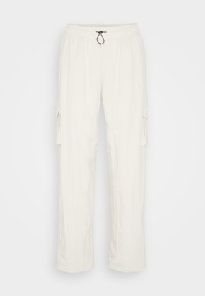 Pantaloni cargo albi cu un elastic în talie, închidere cu șnur și buzunare laterale. Textură moale și croială lejeră cu picioare drepte.