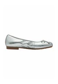 Ballet flat metallic argento con punta arrotondata, dettagli cuciti e piccolo fiocco decorativo sulla parte anteriore. Finitura testurizzata, tacco basso.