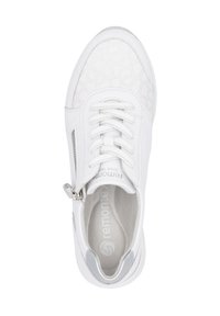 Baskets blanches avec une tige texturée et gaufrée, des lacets et une fermeture éclair latérale. Présentent une doublure intérieure lisse et une semelle rembourrée.