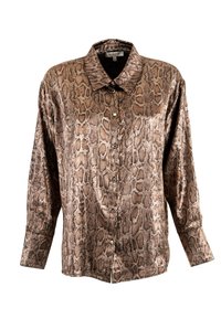 Camisa de botón de estampado de serpiente marrón con mangas largas, cuello y una textura suave. Presenta botones en el frente y un corte relajado.