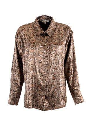 Camisa de botón de estampado de serpiente marrón con mangas largas, cuello y una textura suave. Presenta botones en el frente y un corte relajado.