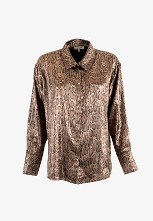 Camisa de botón de estampado de serpiente marrón con mangas largas, cuello y una textura suave. Presenta botones en el frente y un corte relajado.