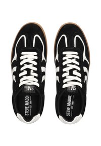 Schwarze Wildledersneaker mit weißen Akzenten, ausgestattet mit einem Schnürdesign, durchbrochenen Details und einer Gummigummisohle. Markenlogo innen sichtbar.