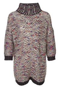 Chunky stickad tröja med hög ribbad krage, med ett flerfärgat mönster på en grå bas och mörka ribbade manschetter vid ärmarna och i nederkant.