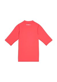 Červený krátky rukáv rash guard vyrobený z elastického, rýchloschnúceho materiálu. Má kruhový výstrih a logo potlačené na zadnej strane.