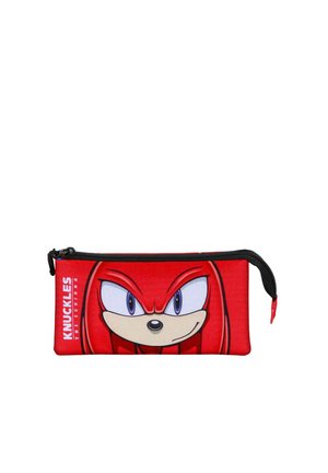 Estuche de lápices rojo con un gráfico de un personaje con cabello rojo puntiagudo y rasgos faciales marcados, cierre con cremallera y detalles en negro.