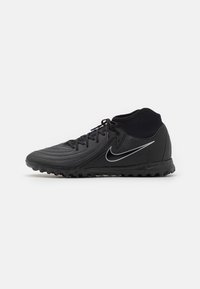 Zapatos de fútbol negros con parte superior sintética, superficie texturizada, cuello alto y tacos de goma. Cuenta con un destacado swoosh blanco de Nike en el lateral.