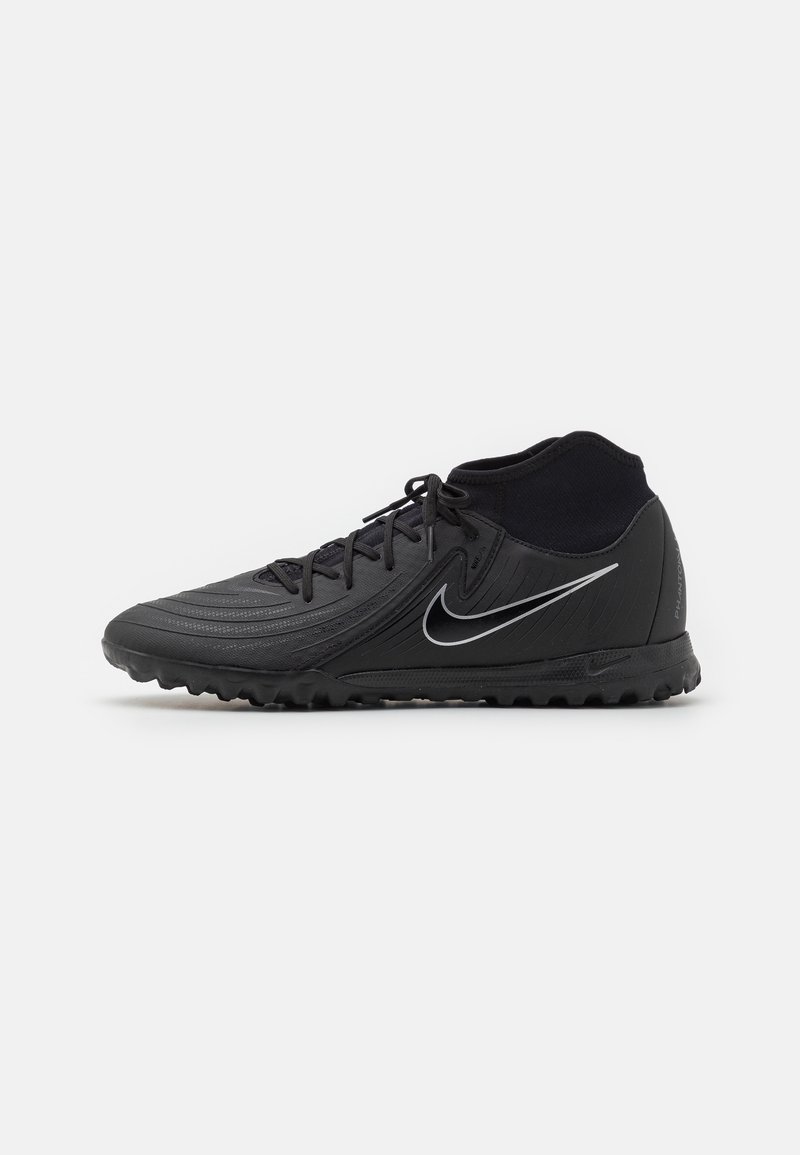 Zapatos de fútbol negros con parte superior sintética, superficie texturizada, cuello alto y tacos de goma. Cuenta con un destacado swoosh blanco de Nike en el lateral.