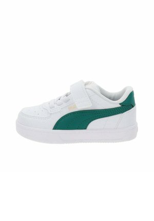 Sneaker blanc avec accents verts, featuring un dessus en cuir texturé, bout arrondi, fermeture à lacets et une sangle Velcro pour un maintien sécurisé.