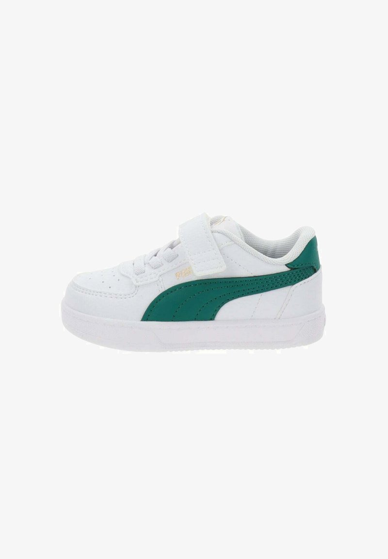 Witte sneaker met groene accenten, met een textuurleer bovenwerk, ronde neus, vetersluiting en een klittenbandsluiting voor een veilige pasvorm.