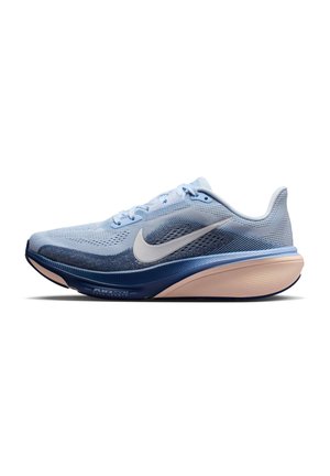 Scarpa da corsa Nike azzurro chiaro con tomaia in mesh, logo swoosh bianco e suola spessa ammortizzata nei colori blu e beige.