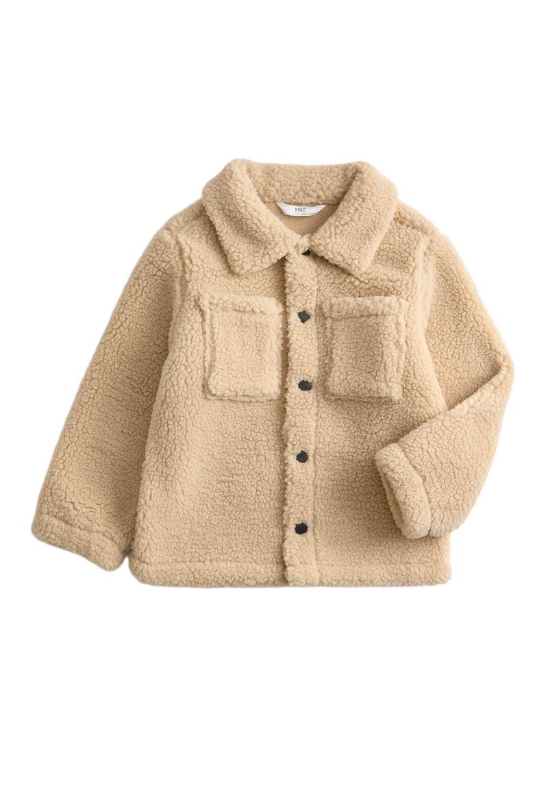 Giacca in pile beige con collo, due tasche sul petto e bottoni neri. Texture morbida e vestibilità comoda.