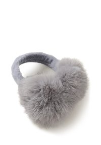 Sivé imitácia kožušiny na nausníky s jemnou textúrou, vybavené dvoma veľkými nadýchanými brmbolcami na oboch stranách a zodpovedajúcim sivým plyšovým pásikom.