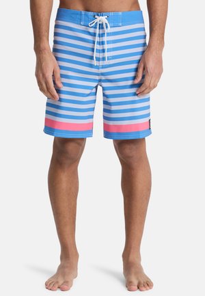 Blau-weiß gestreifte Badeshorts mit einem pinkfarbenen horizontalen Streifen am unteren Ende, ausgestattet mit einem Kordelzugbund und glatter Stoffstruktur.