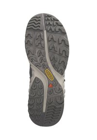 Suola di scarpa in gomma con un motivo di battistrada variegato; colori grigio e nero; presenta un logo giallo e un accento triangolare rosso.