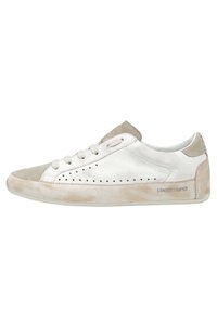 Weiße Ledersneaker mit hellbeigen Wildlederakzenten, perforiertem Design, flachen Schnürsenkeln und einer strukturierten Sohle. Auf der Ferse befindet sich der Markenname.
