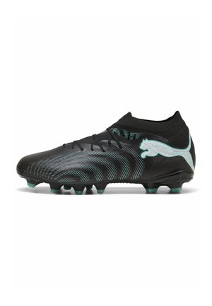 Scarpa da calcio nera con dettagli turchesi, design con calzino alto alla caviglia, lacci e logo Puma turchese sul lato con suola chiodata.