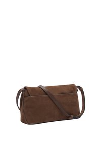 Borsa a spalla in suede marrone con tracolla in pelle marrone scuro regolabile e tasca esterna su uno sfondo bianco.