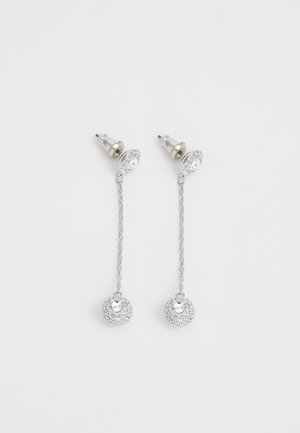 Pendientes de gota plateados con cadenas delgadas y colgantes redondos adornados con rhinestones, que cuentan con respaldos de plástico transparente para orejas perforadas.