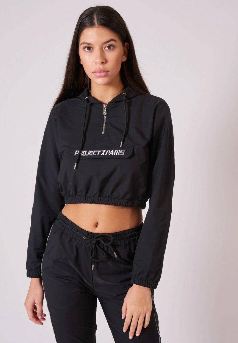 Schwarz cropped Kapuzenjacke mit Reißverschluss, ausgestattet mit elastischen Bündchen und Saum, verziert mit dem Logo "PROJECTXPARIS".