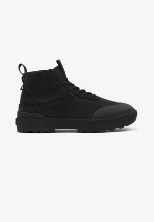 Sorte høje sneakers med overdel i tekstureret ruskind, gummitåhætte og robust sål. Har en træksløjfe for nem påtagning.