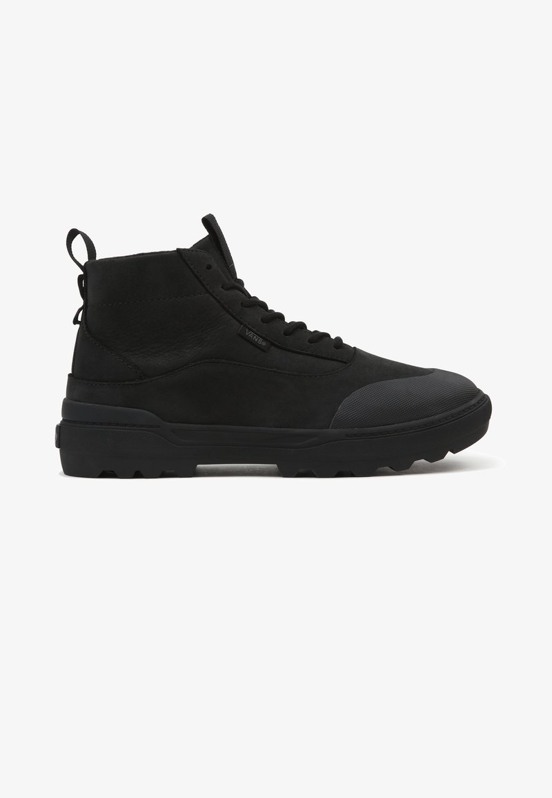 Baskets montantes noires avec une tige en daim texturé, un embout en caoutchouc et une semelle robuste. Comprend une languette pour un enfilage facile.
