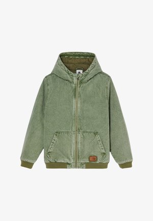 Veste à capuche zippée verte avec poches avant, poignets et ourlet côtelés, avec une petite tache marron près de la poche inférieure droite.