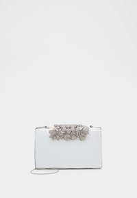 Pochette rectangulaire blanche avec un ornement floral métallique recouvert de strass. Dispose d'une chaîne en argent pour le porté.