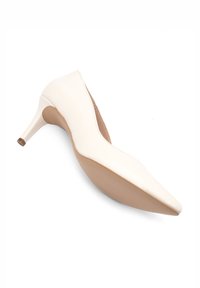 Décolleté bianca in pelle con punta affilata, tacco sottile e una texture liscia. La suola è beige con minimi accenti.