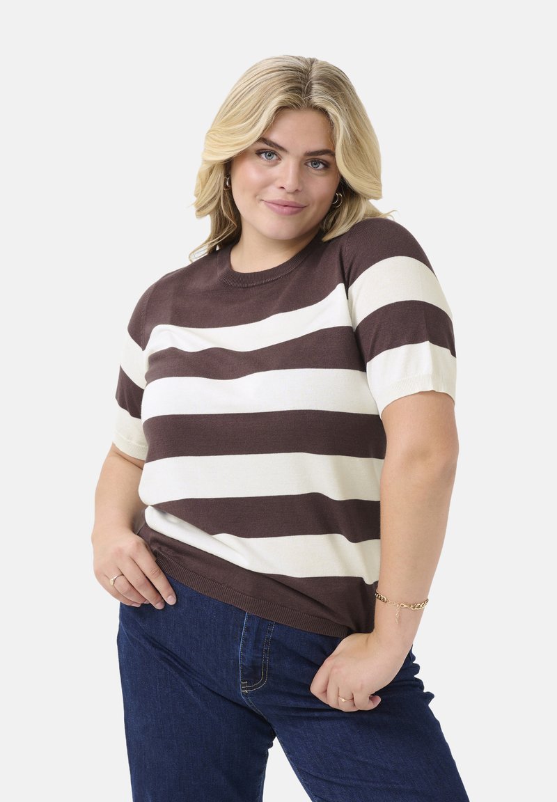 Braun- und cremegestreifter Kurzarmpullover mit rundem Halsausschnitt. Weiches Strickmaterial, ribbeliger Saum und lässige Passform. Kombiniert mit dunklen Jeans.