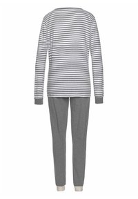 Grau-weiß gestreifte Langarmbluse mit Rundhalsausschnitt, kombiniert mit grauen Hosen; weiches Baumwollmaterial, lässige Passform, einfache Steppdetails.