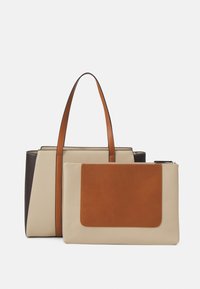Beige und braune Leder-Shopper-Tasche mit zwei Griffen, ausgestattet mit einem kontrastierenden braunen Akzent und einer passenden abnehmbaren Clutch.