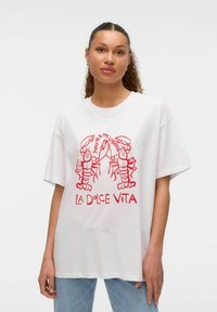 Camiseta blanca de gran tamaño con gráficos de langosta roja y texto, "Eres mi langosta, La Dolce Vita." Hecha de algodón, con un corte relajado.