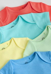 Pet komada rebrastih bodija za bebe u boji koralja, svijetloplave, žute, svijetlozelene i plave, složenih jedan preko drugoga na bijeloj podlozi.