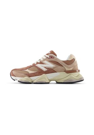 Zapato deportivo de gamuza marrón con paneles de malla, acentos blancos y una mediasuela crema. Presenta una puntera redondeada y una suela acolchada para mayor soporte.