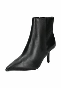 Stivale alla caviglia in pelle nera con punta affusolata, tacco a stiletto sottile e superficie liscia. Presenta una zip laterale per la chiusura.