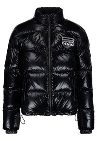 Černá lesklá péřová bunda s předním zipem, bočními kapsami, elastickými manžetami a logem "Hilfiger Denim" na levé hrudi.