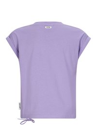 Lilafarbenes T-Shirt mit kurzen Ärmeln und umgeschlagenen Manschetten, einem Kordelzug am Saum und einem kleinen "RETOUR"-Label am Nacken. Aus weichem Baumwollmaterial.