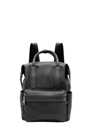 Zwarte leren rugzak met verstelbare stoffen riemen, gestructureerde vorm, handvat aan de bovenkant en een ritszak aan de voorkant. Glad oppervlak met een minimalistisch ontwerp.