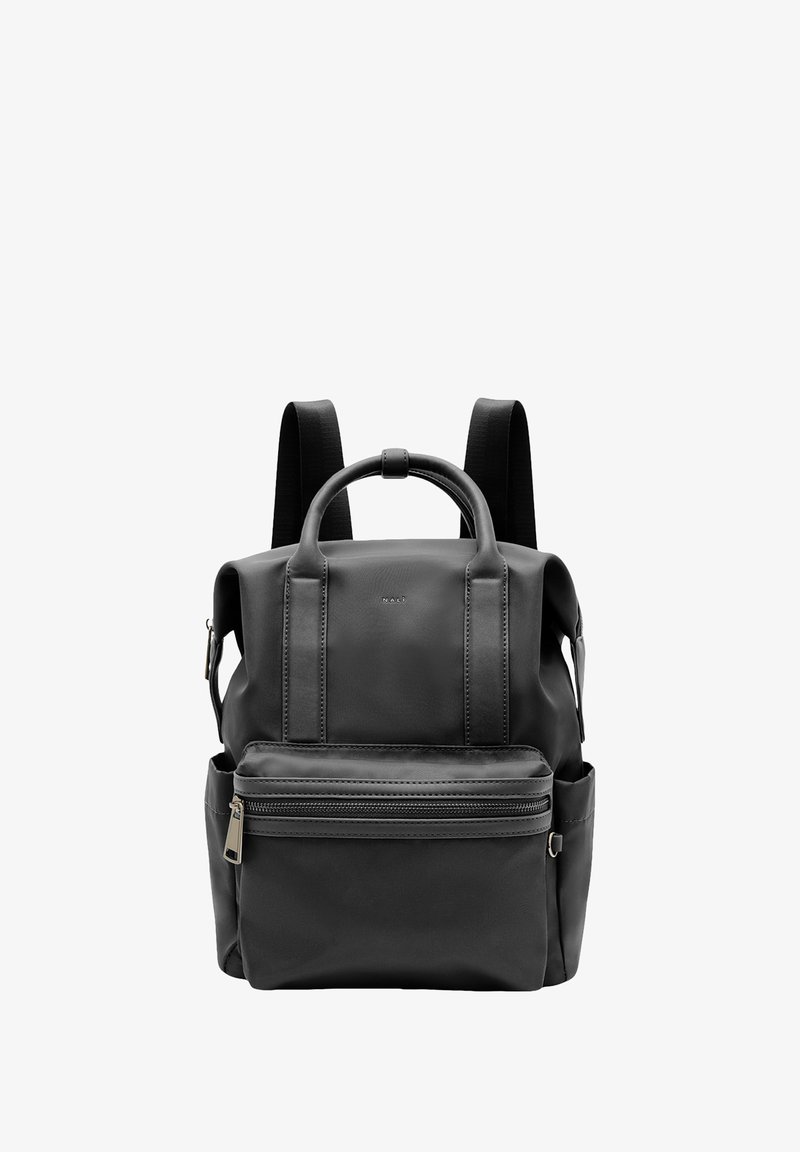 Zaino in pelle nera con spallacci regolabili in tessuto, forma strutturata, manico superiore e tasca frontale con zip. Texture liscia e design minimalista.