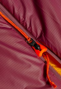 Tessuto bordeaux con un fine motivo a righe presenta una cerniera arancione brillante e un cordino, rivelando un interno giallo.